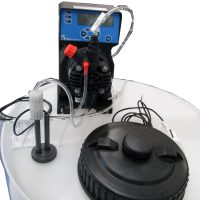 用于中和控制的pH计量泵的试剂缓冲罐的详细视图。