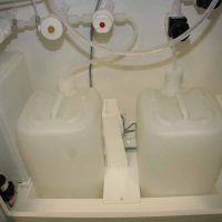 酸处理的手动湿工作台。废溶液回收系统的详细视图。